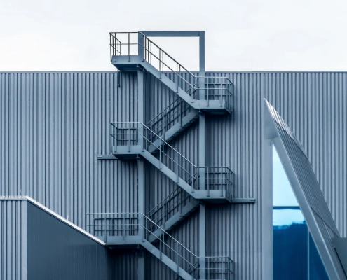 un partenaire de confiance pour vos projets industriels 2 Escalier extérieur métallique sur bâtiment industriel.