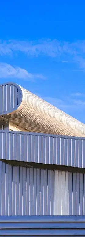 batiment metallique vue droite Toit en métal avec ciel bleu.