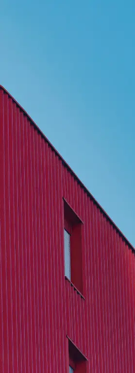 construction metal droite Façade rouge moderne sous ciel bleu