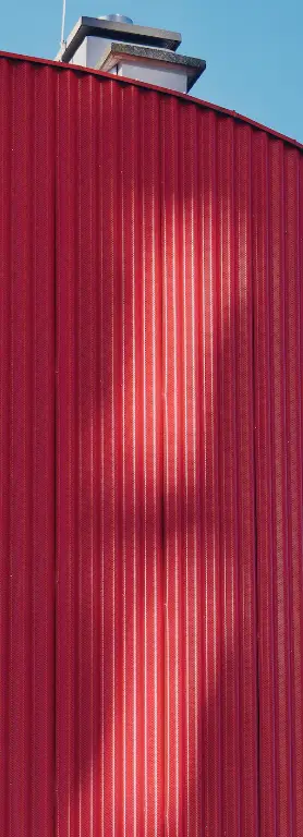 construction metal rouge gauche Mur ondulé rouge avec cheminée