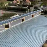 Toit métallique moderne avec fenêtres, vue d'en haut.