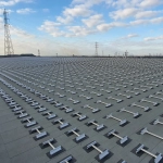 Installation de supports pour panneaux solaires sur toit