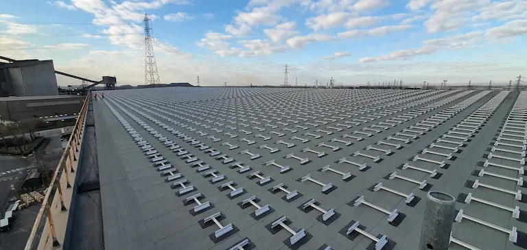 Toit préparé pour panneaux solaires, ciel nuageux.