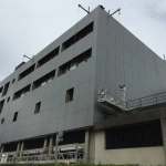 Bâtiment moderne en béton et métal